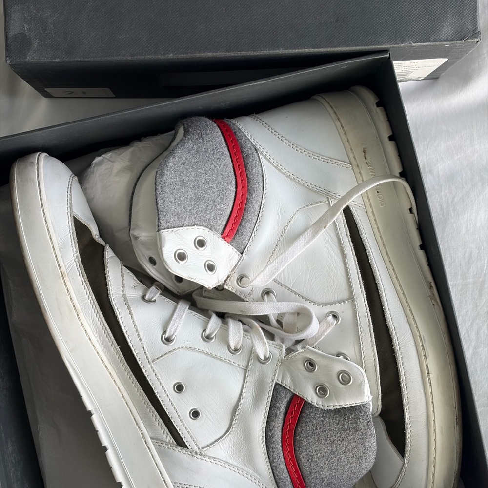 Stylish White and Red Men's Sneakers